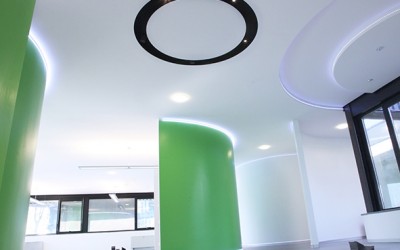 Centro studi Valeo Progettazione di uffici con controsoffitti coibentati. Realizzazione di pareti curve in cartongesso verniciate con resine epossidiche bicomponenti, ed illuminate con illuminazione LED.